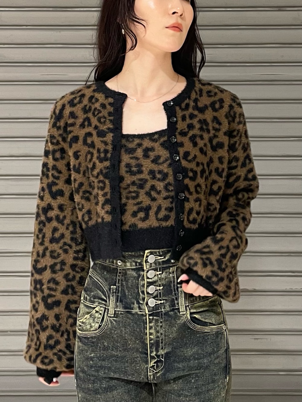 ブラウン系のその他トップス、ブルー系のデニムパンツ、ブラック系のブーツを着用したレディースの秋コーディネートの4枚目の写真