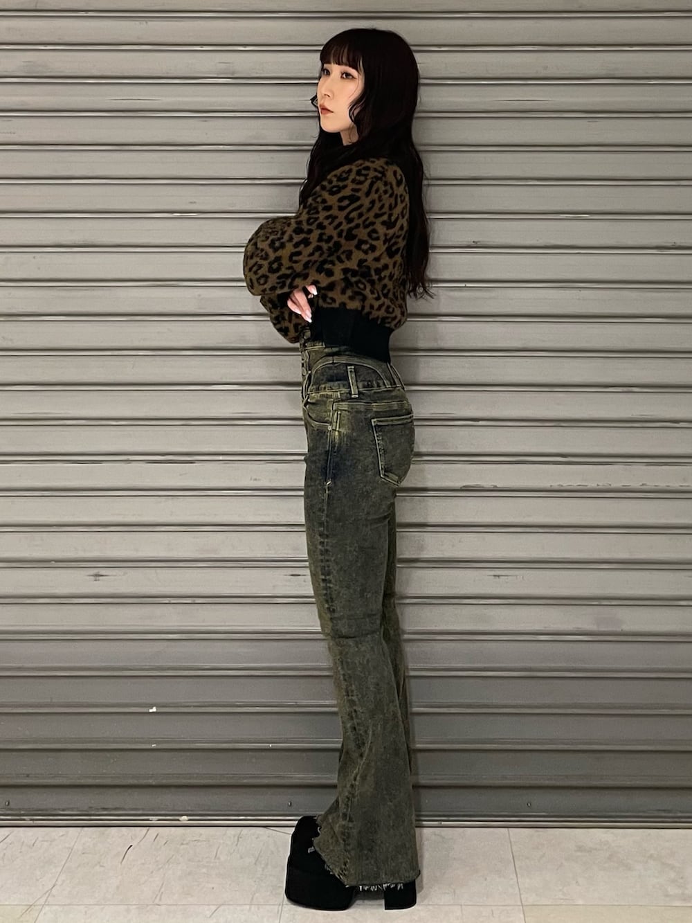 ブラウン系のその他トップス、ブルー系のデニムパンツ、ブラック系のブーツを着用したレディースの秋コーディネートの2枚目の写真