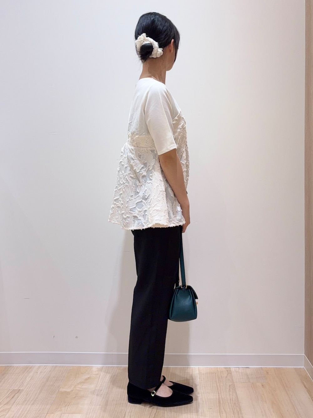 ホワイト系のTシャツ/カットソー、ブラック系のその他パンツ、グリーン系のショルダーバッグを着用したレディースの秋コーディネートの2枚目の写真