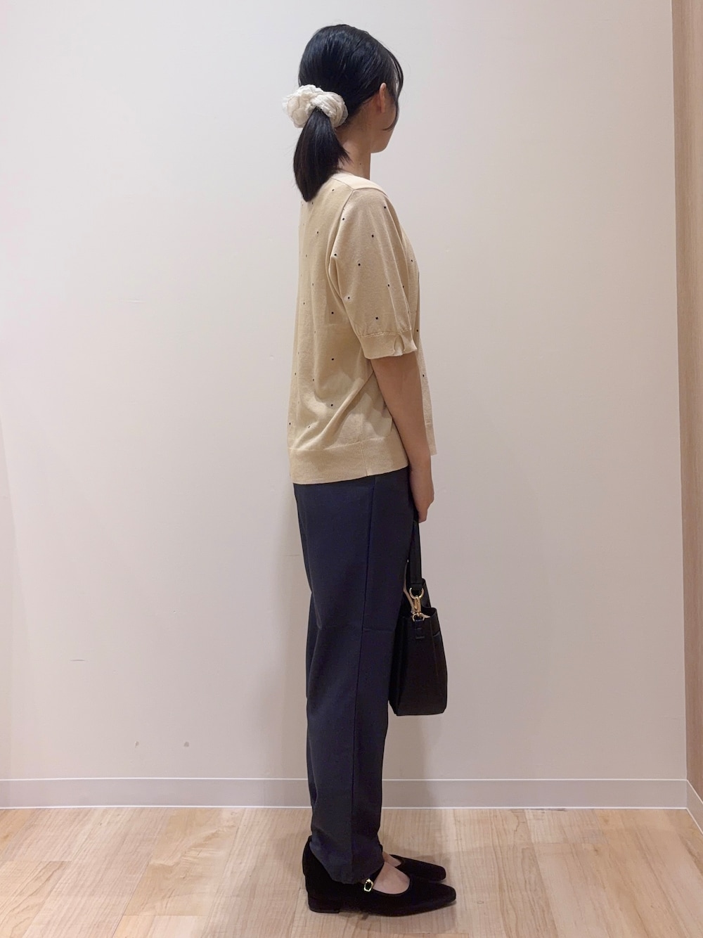 ベージュ系のニット/セーター、ブルー系のその他パンツ、ブラック系のショルダーバッグを着用したレディースの秋コーディネートの2枚目の写真