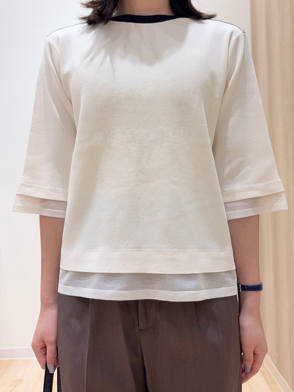 ホワイト系のニット/セーター、ブラウン系のその他パンツ、ブラウン系のショルダーバッグを着用したレディースの秋コーディネートの4枚目の写真