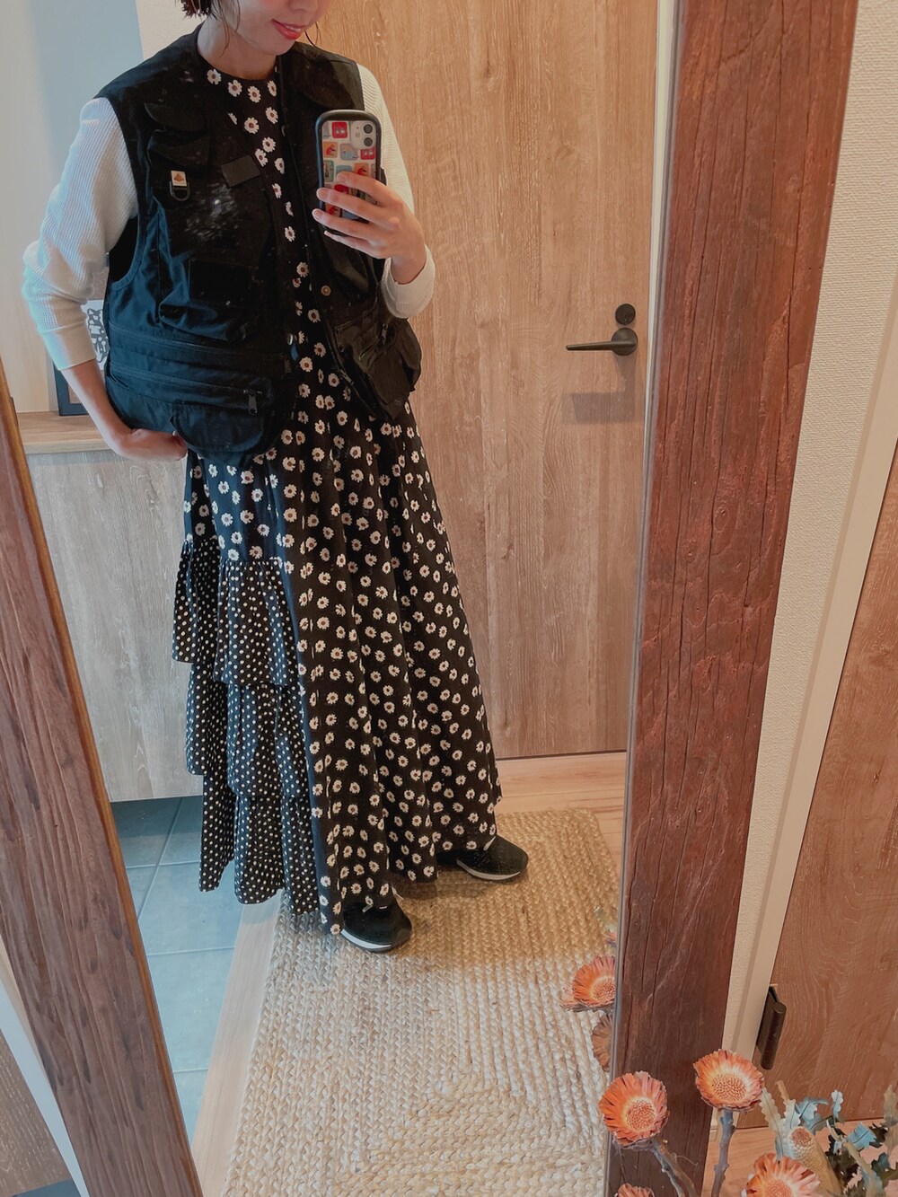 ブラック系のベスト、ホワイト系のTシャツ/カットソー、ブラック系のワンピースを着用したレディースの夏コーディネートの4枚目の写真