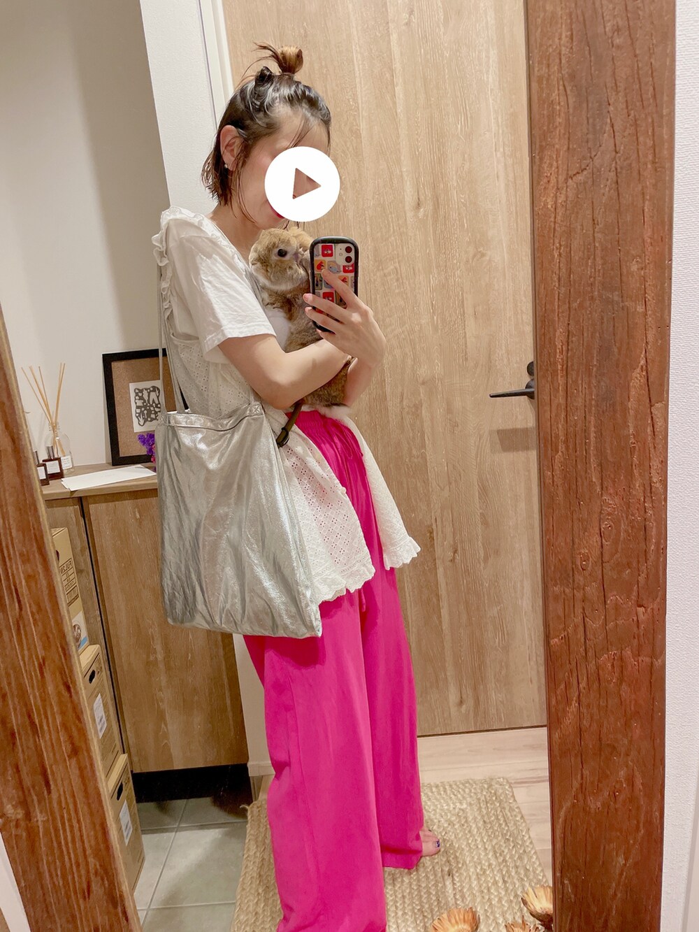 ホワイト系のシャツ/ブラウス、ピンク系のその他パンツ、ブラック系のサンダルを着用したレディースの夏コーディネートの2枚目の写真