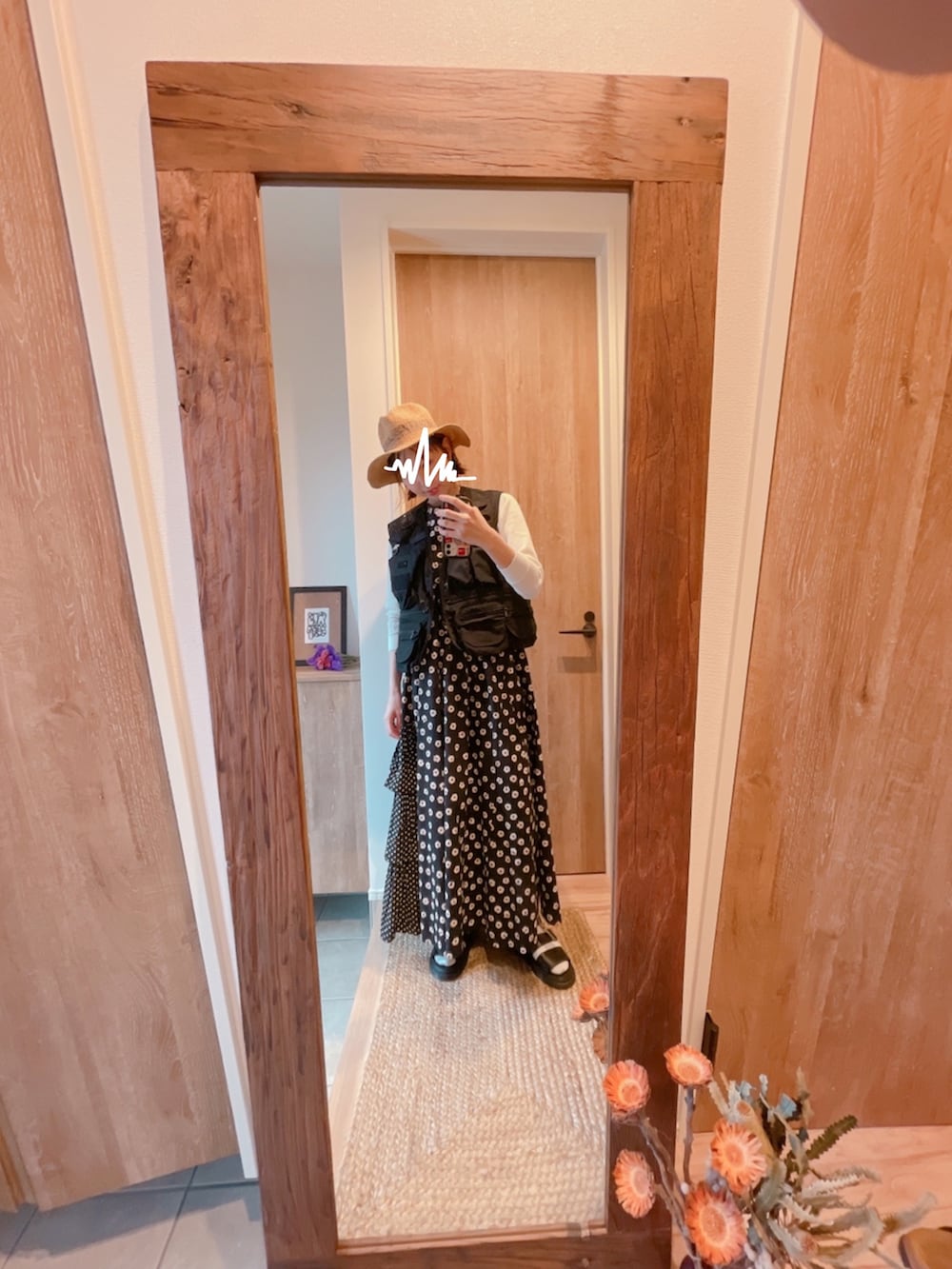 ブラック系のベスト、ホワイト系のTシャツ/カットソー、ブラック系のワンピースを着用したレディースの夏コーディネートの2枚目の写真