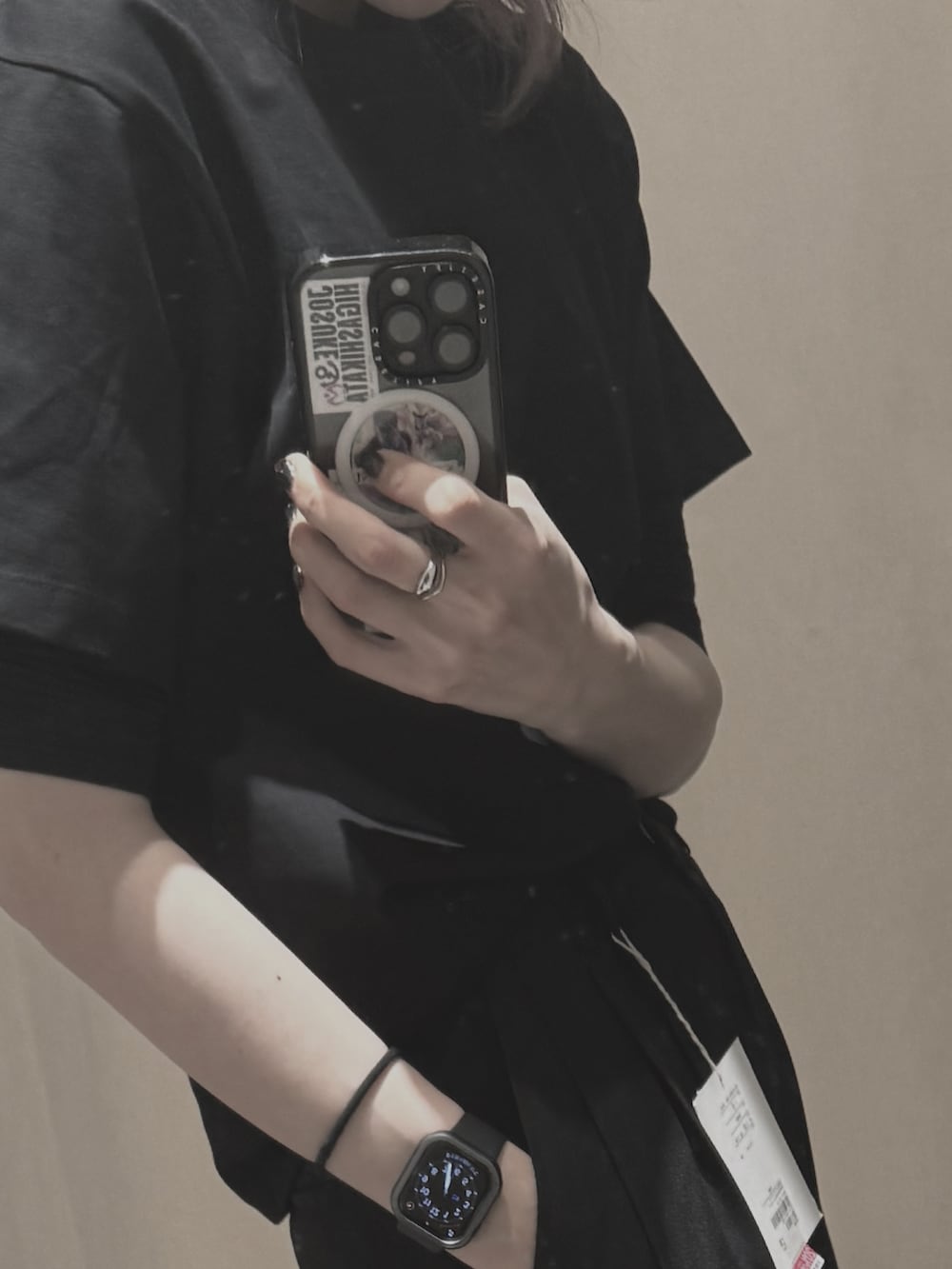 ブラック系のシャツ/ブラウス、ブラック系のその他パンツ、ブラック系のTシャツ/カットソーを着用したレディースの春コーディネートの2枚目の写真