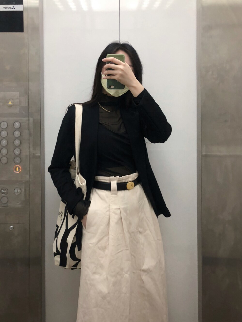 「秋冬、休日コーデ」｜「GRLのアイテム（シャツ/ブラウス、ブラック系）」を使った、Corsicaさん（レディース・162cm）の秋コーディネートの2枚目の写真