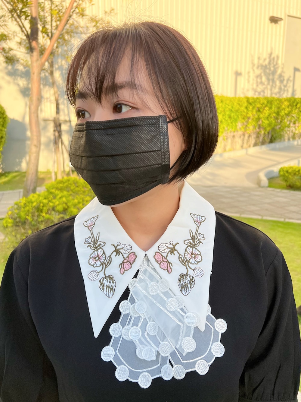 ベージュ系のその他パンツ、ホワイト系のブーツを着用したレディースの春コーディネートの2枚目の写真