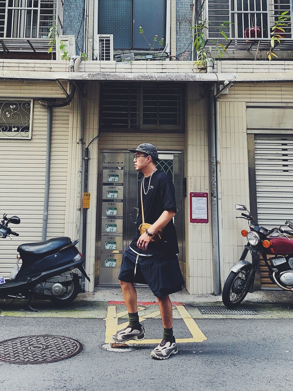 ベージュ系のシューズ、ブラック系のTシャツ/カットソー、ブラック系のカーゴパンツを着用したメンズの春コーディネートの2枚目の写真