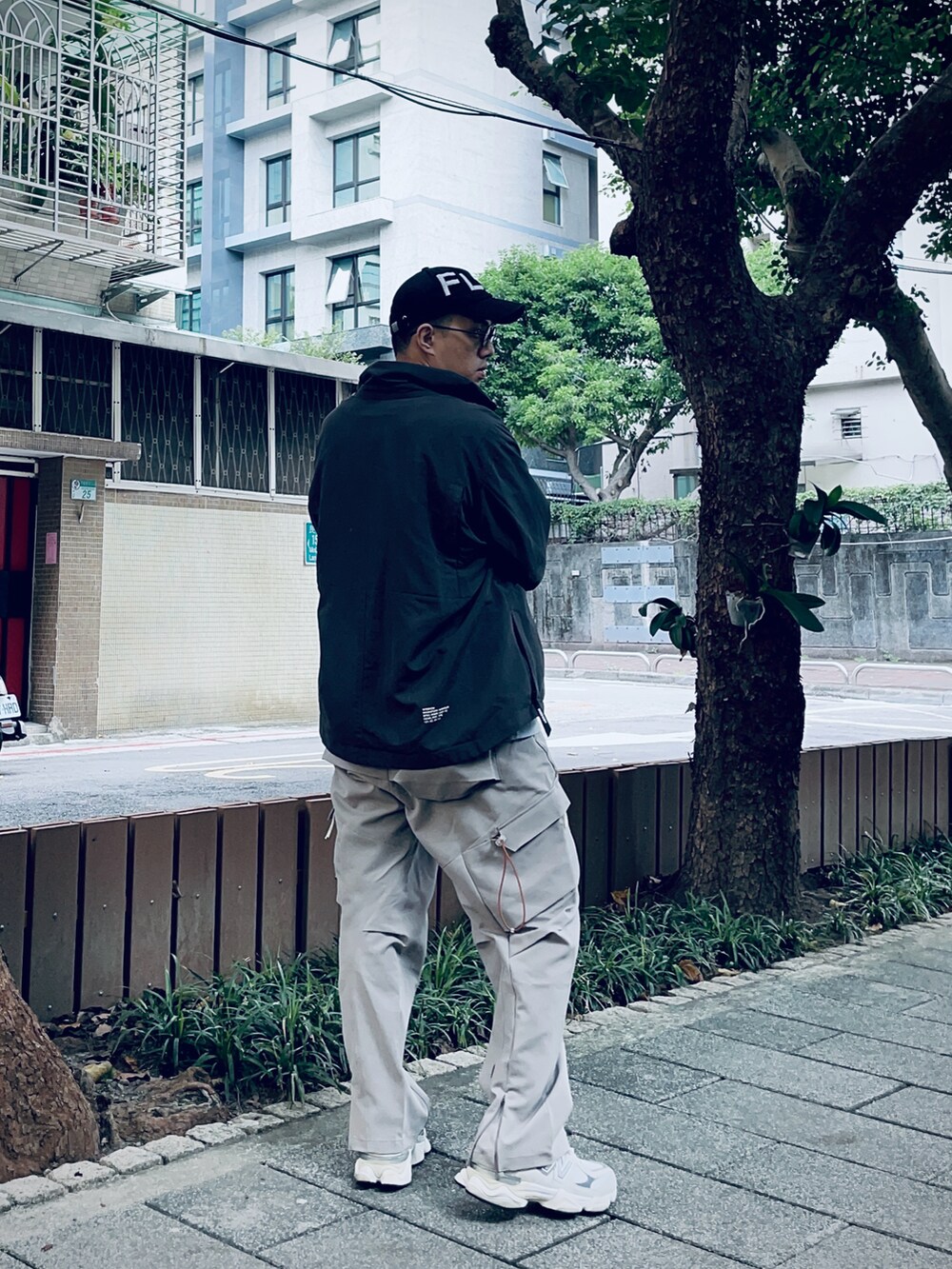 ベージュ系のパンツ、グレー系のスニーカー、グレー系のTシャツ/カットソーを着用したメンズの秋コーディネートの2枚目の写真