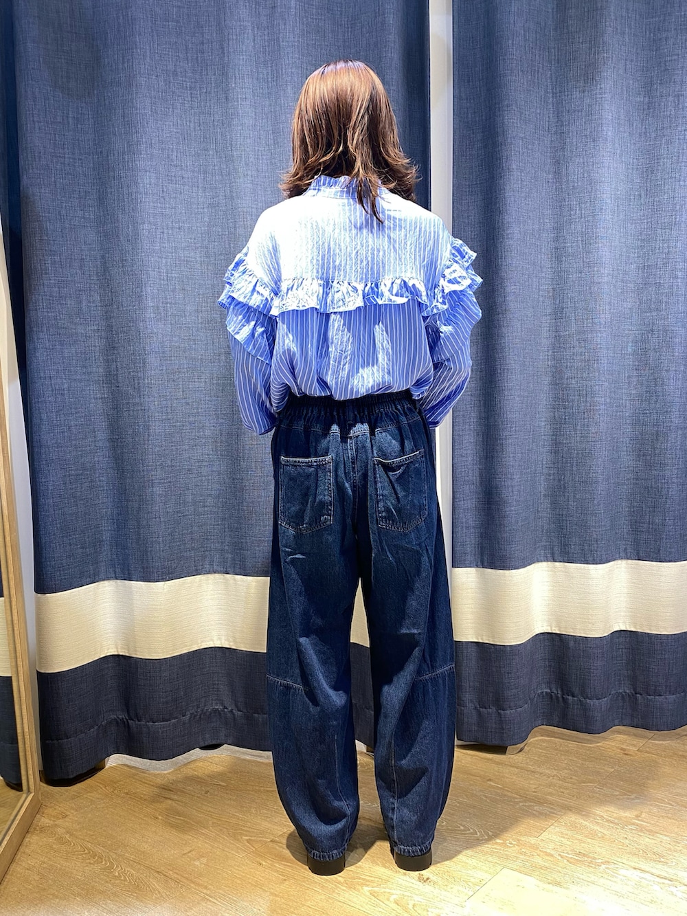 ブルー系のシャツ/ブラウス、ブルー系のその他パンツ、シルバー系のドレスシューズを着用したレディースの秋コーディネートの2枚目の写真