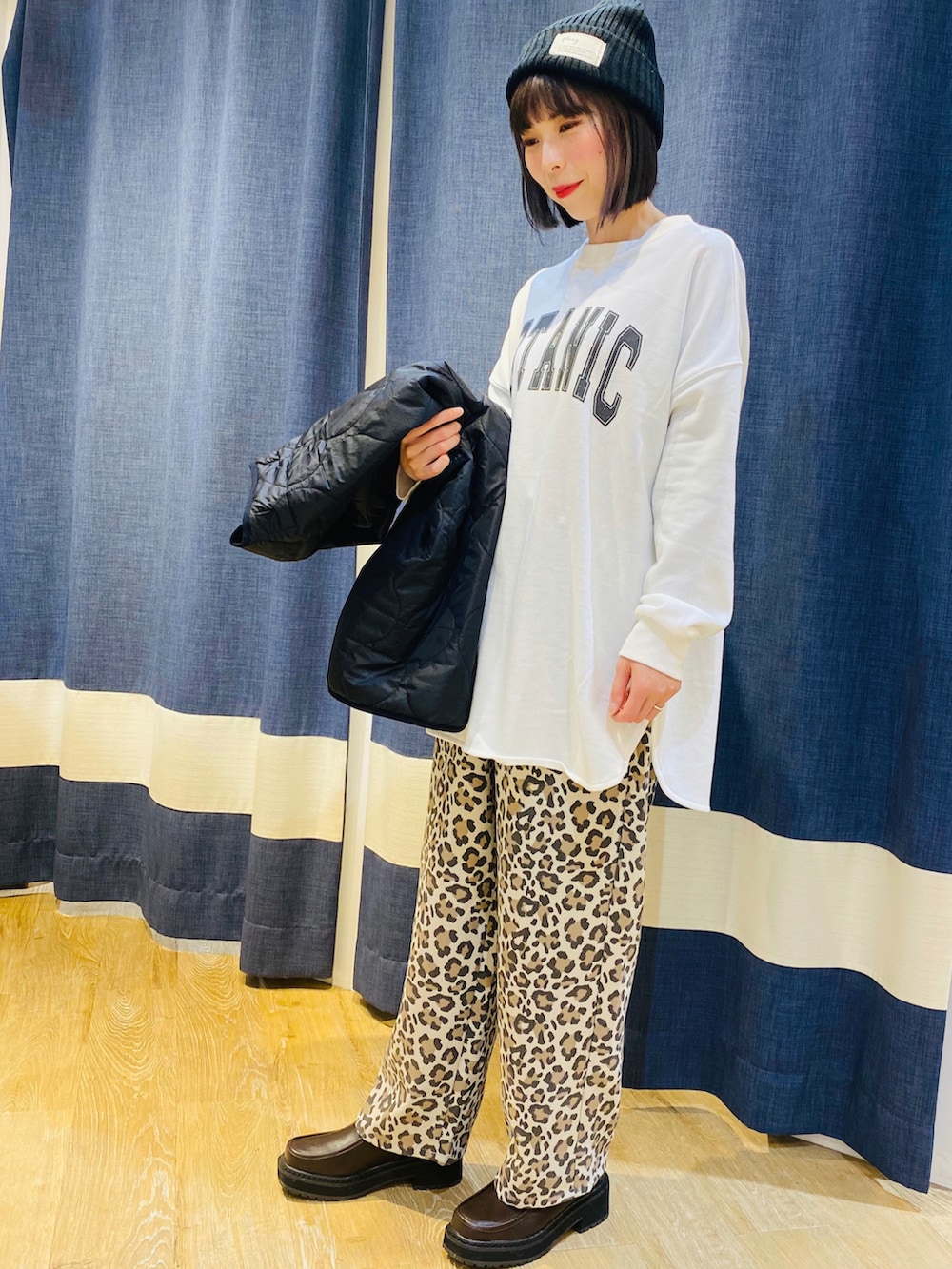 ホワイト系のTシャツ/カットソー、ブラック系のノーカラージャケット、ベージュ系のその他パンツを着用したレディースの秋コーディネートの2枚目の写真