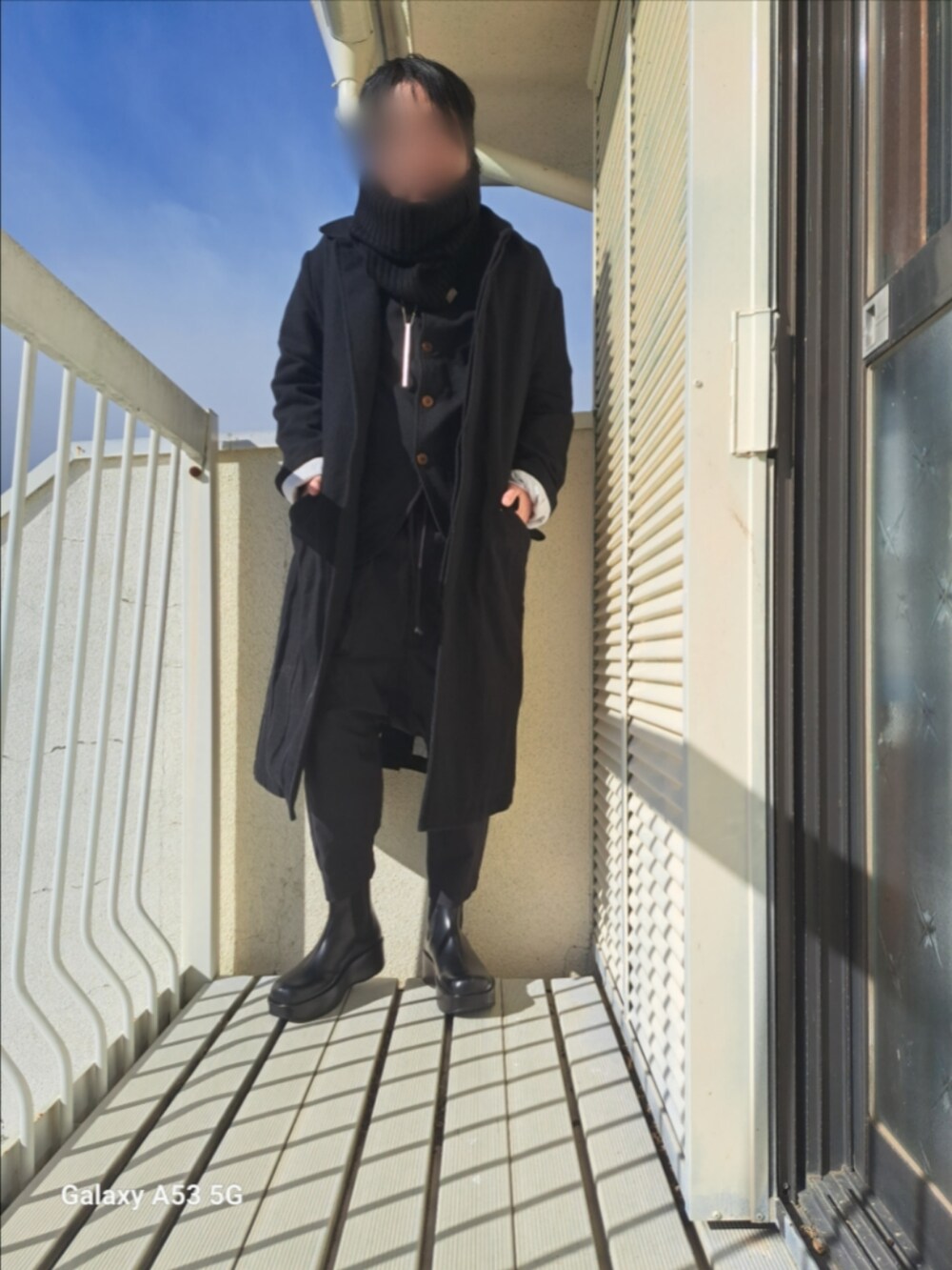 ブラック系のシューズを着用したメンズの冬コーディネートの2枚目の写真