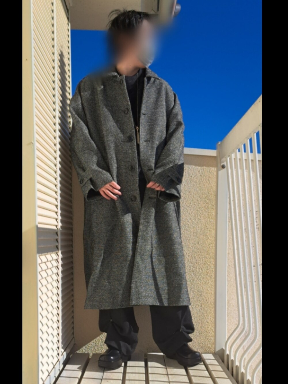 ブラック系のダウンジャケット/コートを着用したメンズの冬コーディネートの2枚目の写真