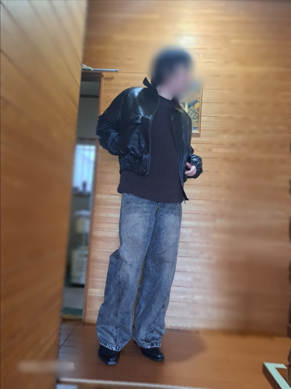 ブルー系のデニムパンツを着用したメンズの秋コーディネートの2枚目の写真