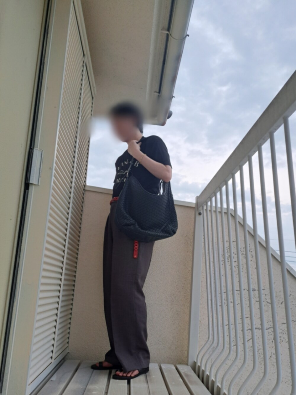 グレー系のスラックスを着用したメンズの夏コーディネートの2枚目の写真