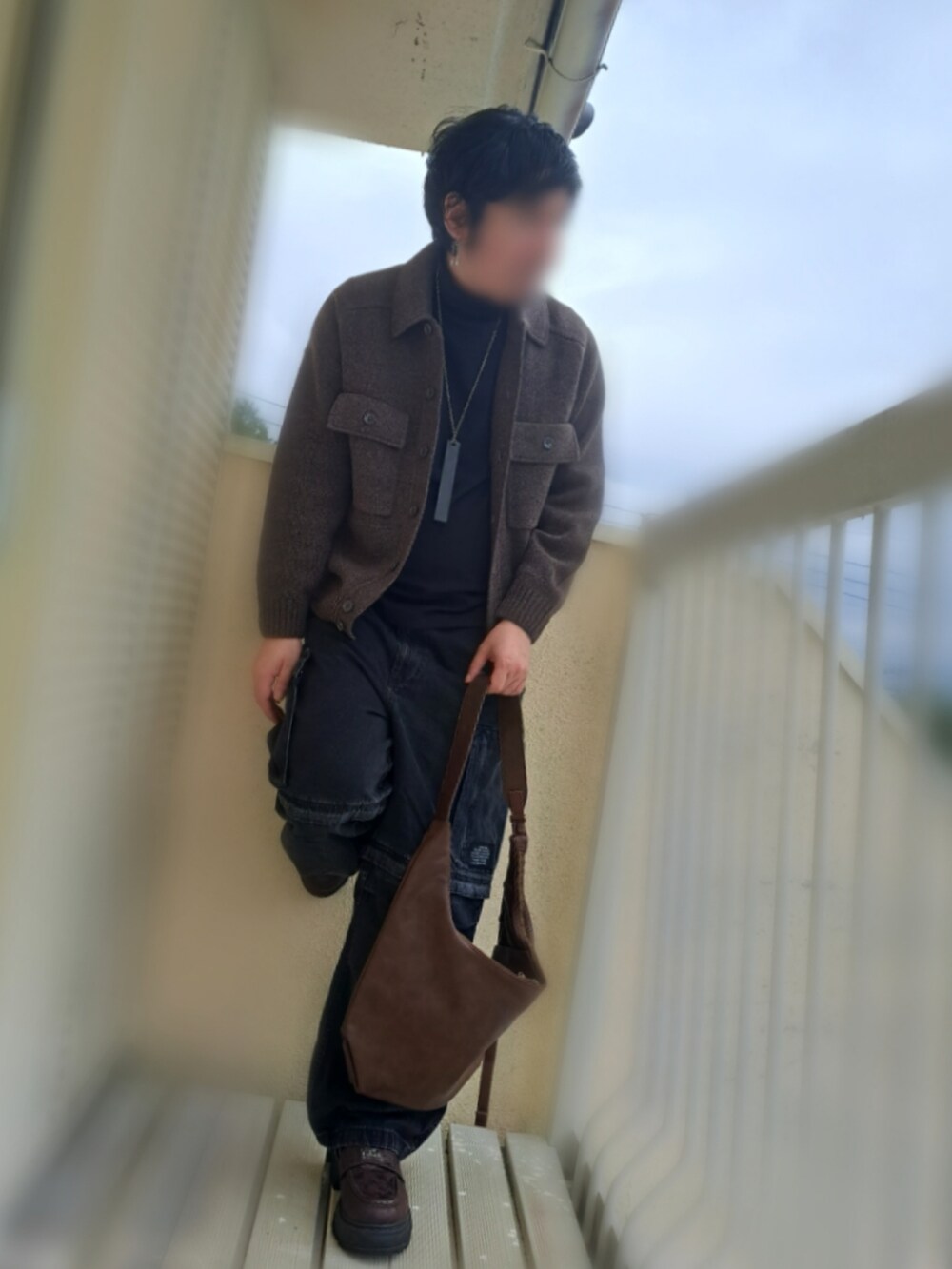 ブラウン系のトップス、ブラック系のカーゴパンツを着用したメンズの秋コーディネートの2枚目の写真