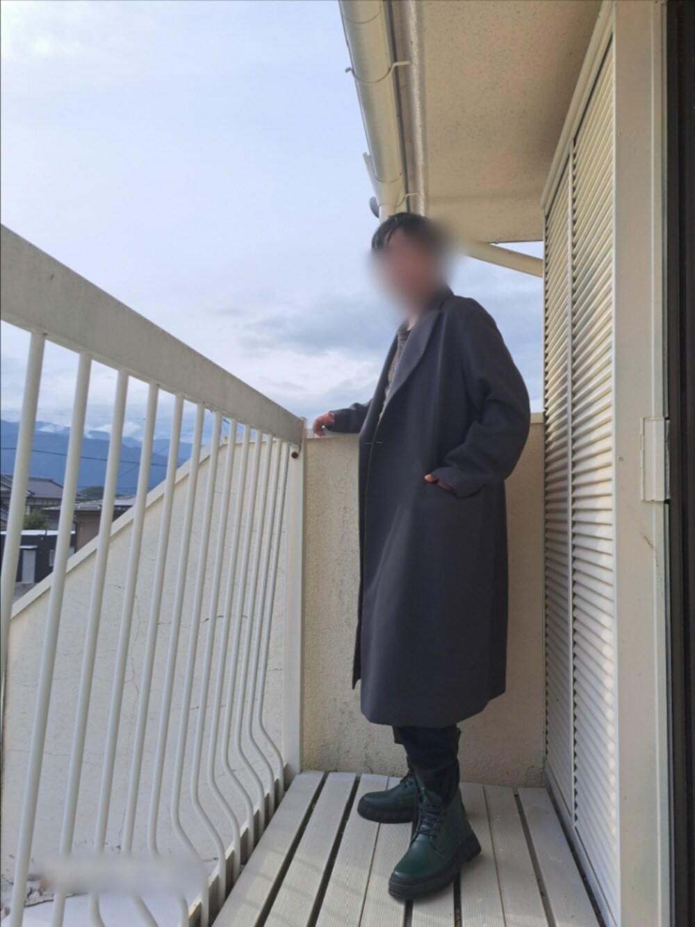 グレー系のダウンジャケット/コートを着用したメンズの秋コーディネートの2枚目の写真