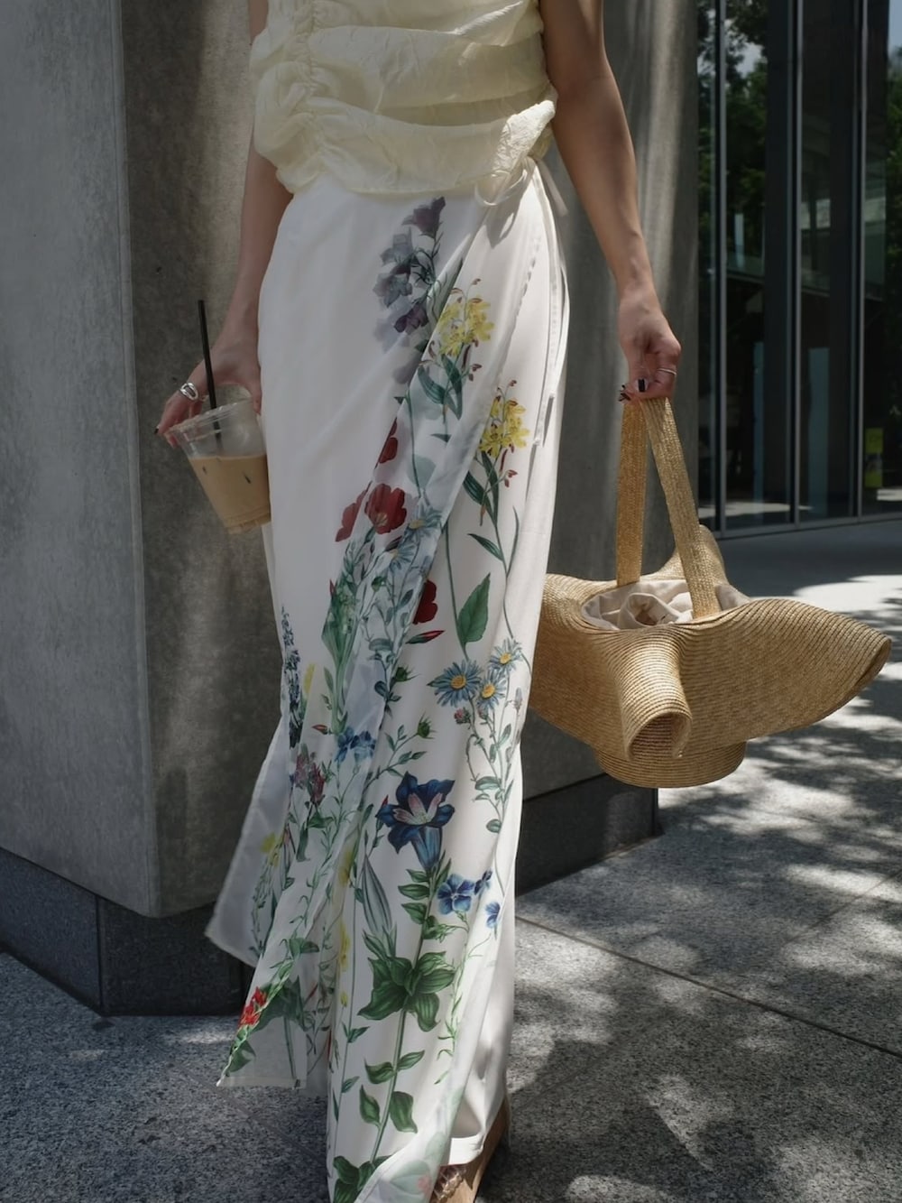 ホワイト系のスカートを着用したレディースの夏コーディネートの2枚目の写真