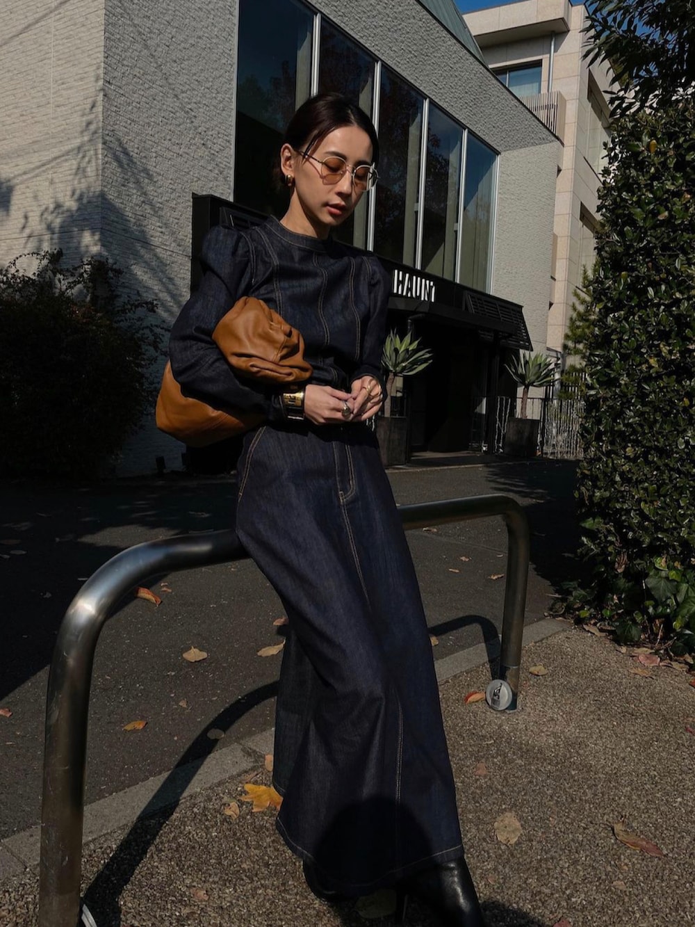 ブルー系のワンピースを着用したレディースの冬コーディネートの3枚目の写真