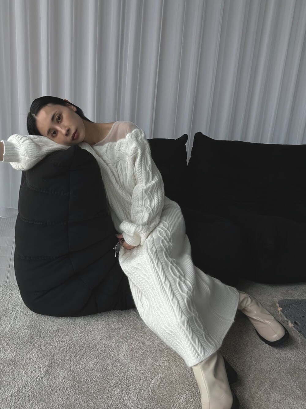 ホワイト系のドレス、ホワイト系のブーツを着用したレディースの秋コーディネートの3枚目の写真