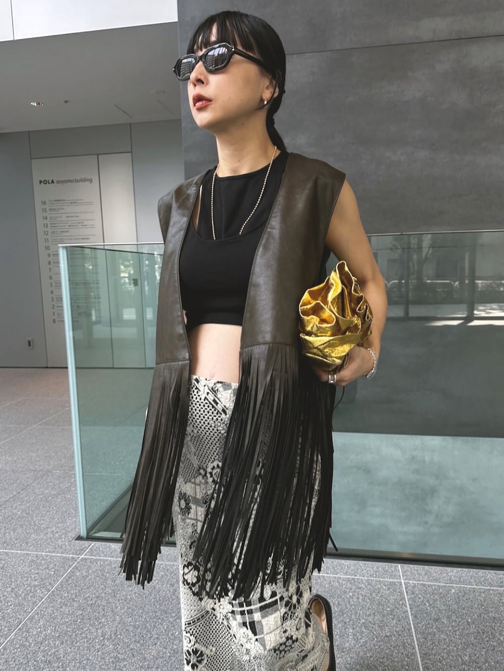 ブラック系のパンプス、ブラウン系のテーラードジャケットを着用したレディースの秋コーディネートの5枚目の写真