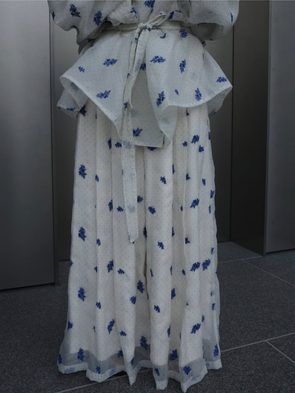 ホワイト系のトレンチコートを着用したレディースの春コーディネートの3枚目の写真