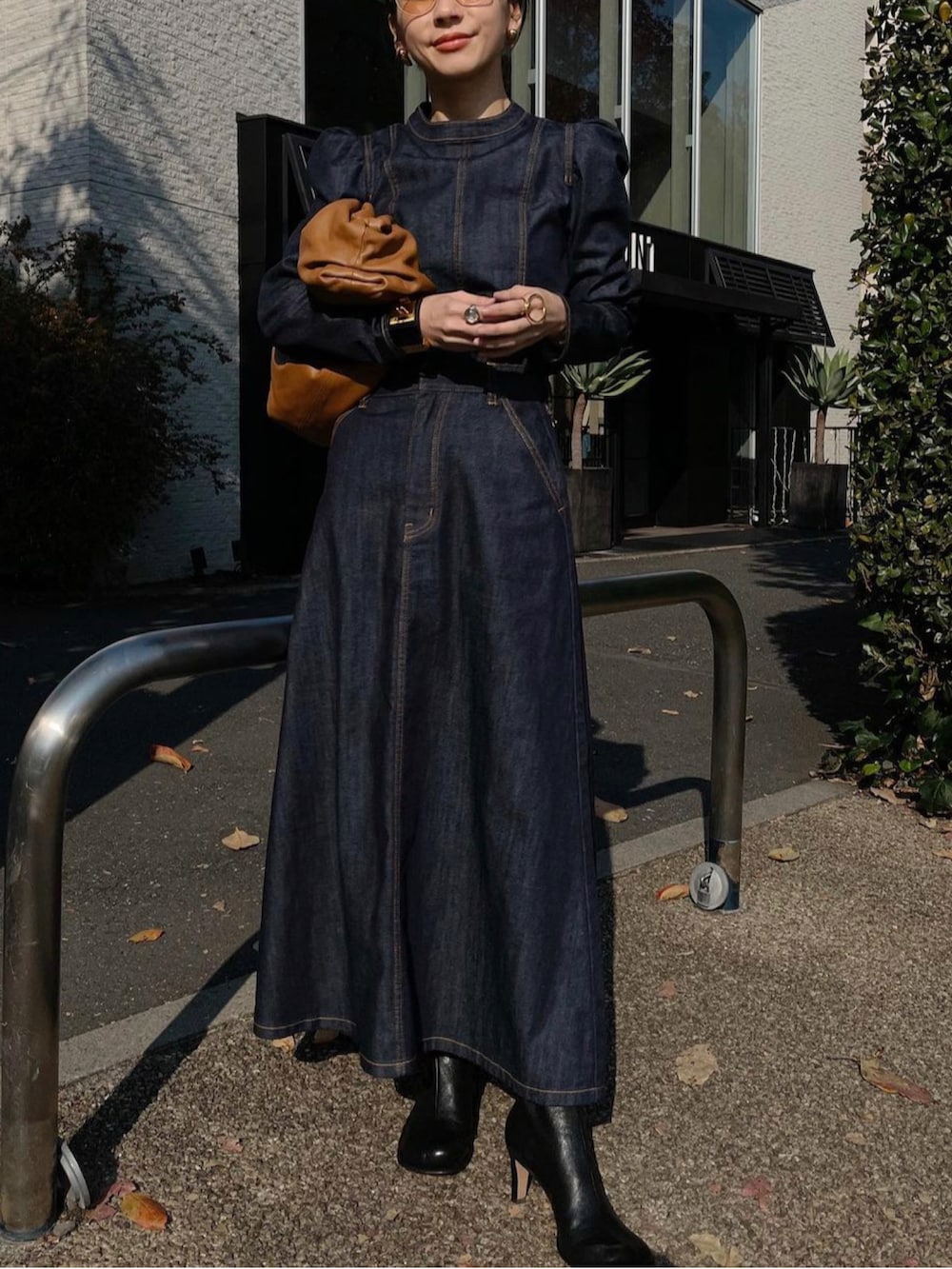 ブルー系のワンピースを着用したレディースの冬コーディネートの2枚目の写真