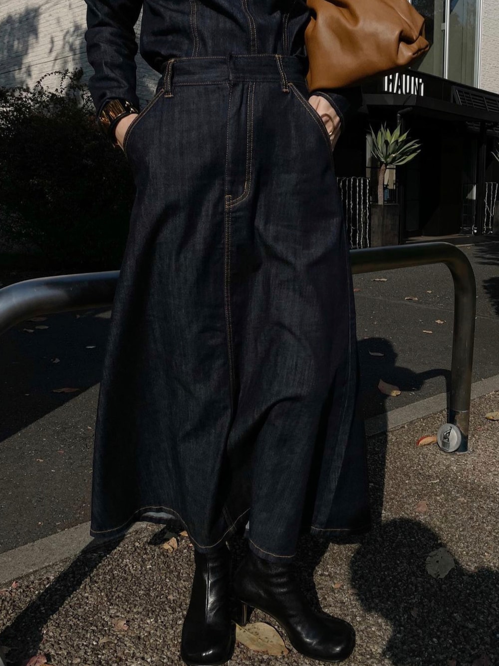 ブルー系のワンピースを着用したレディースの冬コーディネートの5枚目の写真