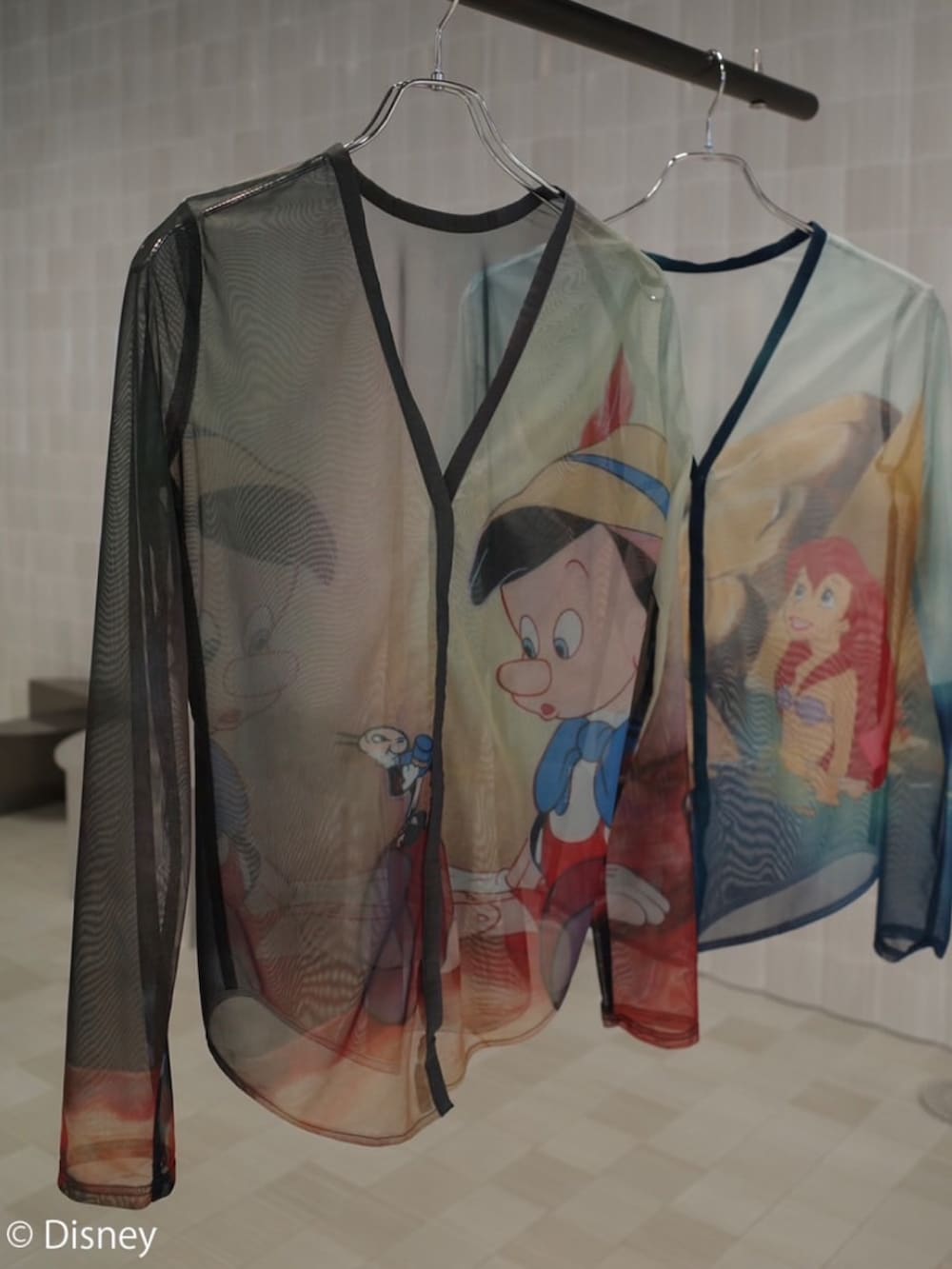 ブラック系のサンダル、ブルー系のカーディガン/ボレロ、グレー系のその他パンツを着用したレディースの秋コーディネートの5枚目の写真