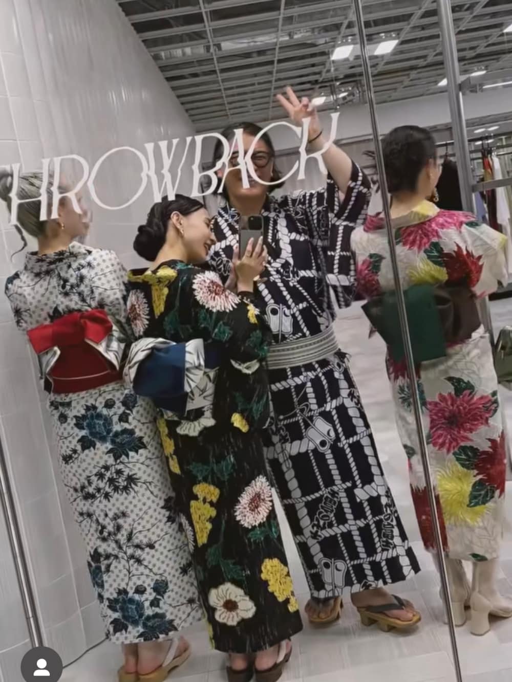 ブラック系の浴衣を着用したレディースの夏コーディネートの3枚目の写真