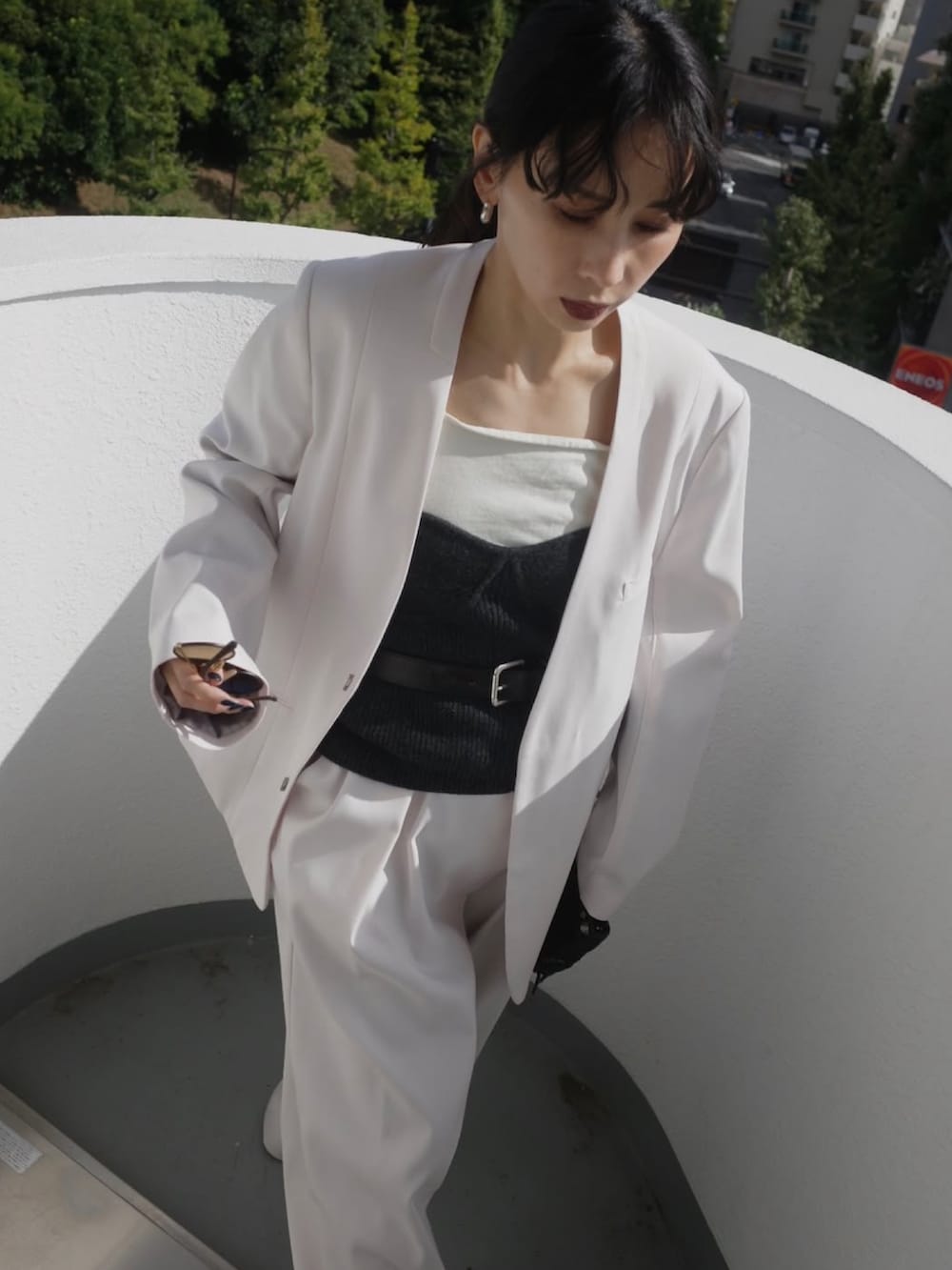 ピンク系のスラックス、ピンク系のテーラードジャケットを着用したレディースの冬コーディネートの3枚目の写真