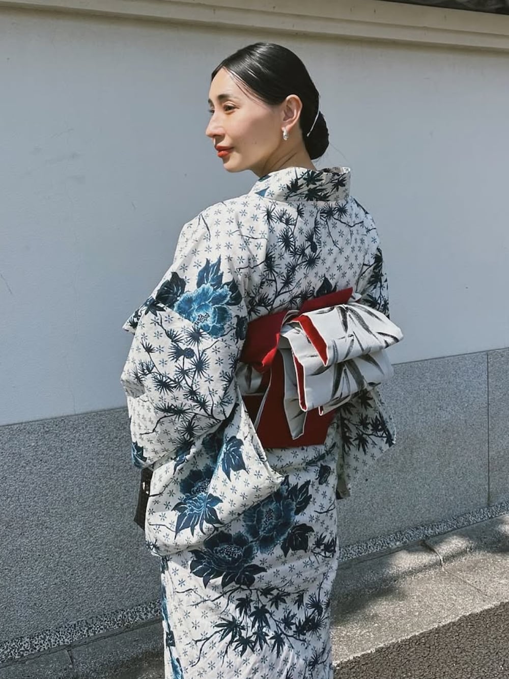 ブラック系のバッグ、ホワイト系の浴衣を着用したレディースの夏コーディネートの4枚目の写真