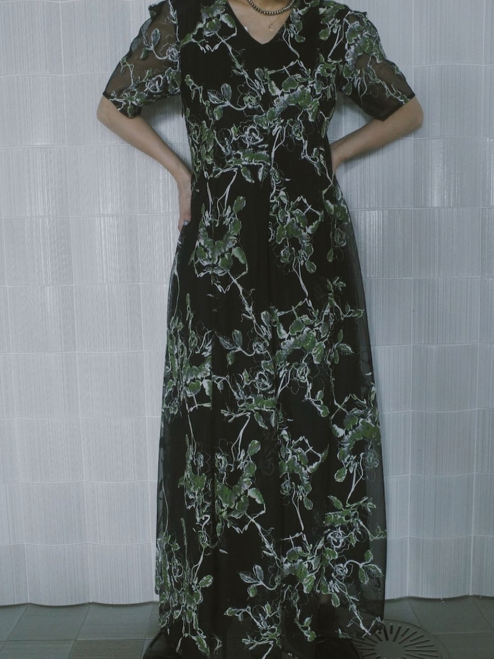 ブラック系のドレス、ブラック系のローファーを着用したレディースの夏コーディネートの2枚目の写真