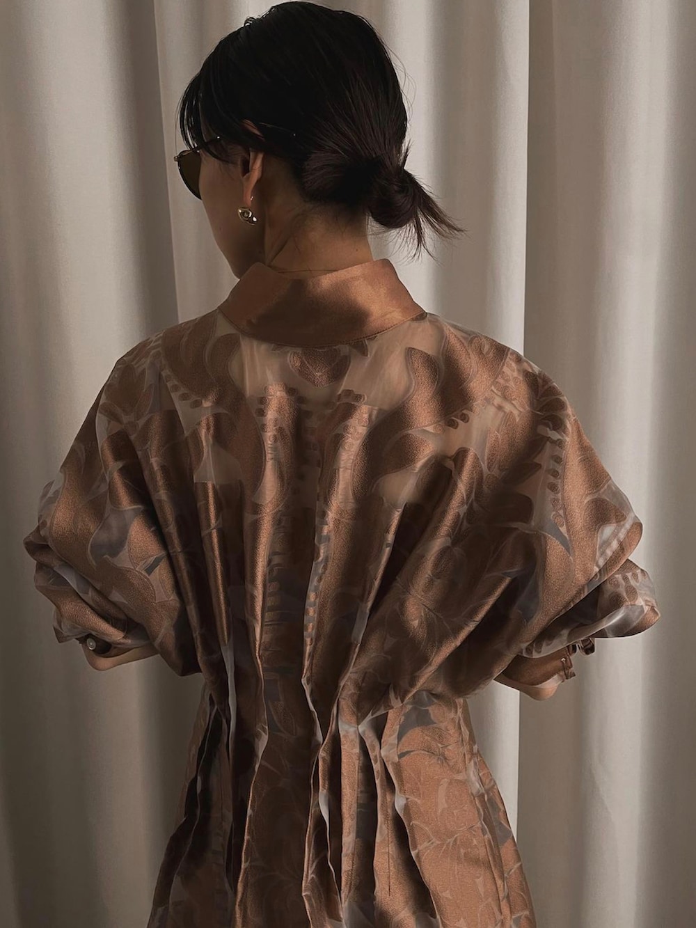 ブラウン系のワンピース、ブラウン系のブーツを着用したレディースの冬コーディネートの4枚目の写真