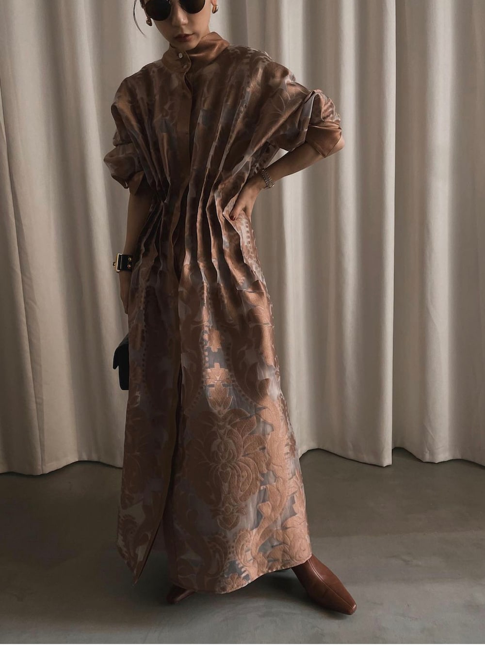 ブラウン系のワンピース、ブラウン系のブーツを着用したレディースの冬コーディネートの2枚目の写真