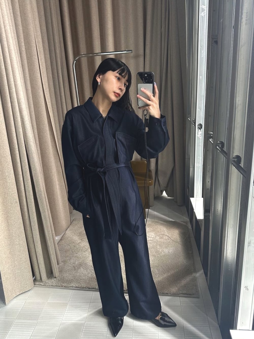 ブラック系のパンプス、ブルー系のサロペット/オーバーオールを着用したレディースの秋コーディネートの3枚目の写真