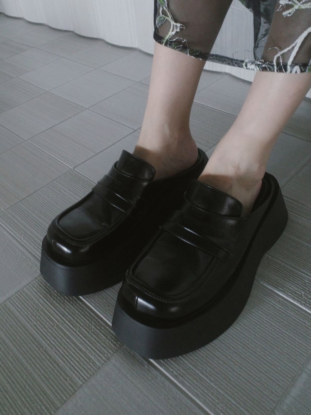 ブラック系のドレス、ブラック系のローファーを着用したレディースの夏コーディネートの5枚目の写真