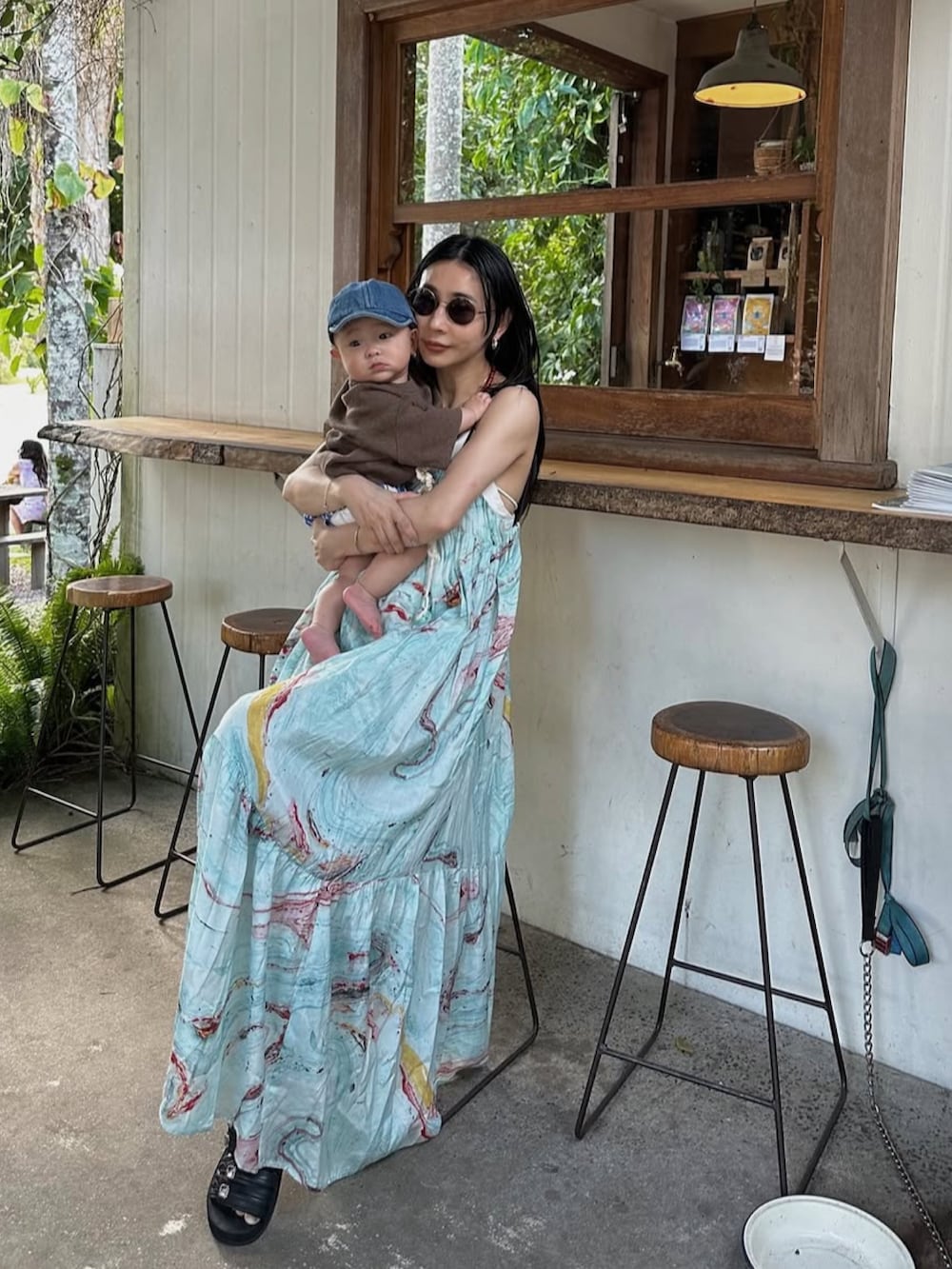 ブルー系のワンピースを着用したレディースの夏コーディネートの3枚目の写真