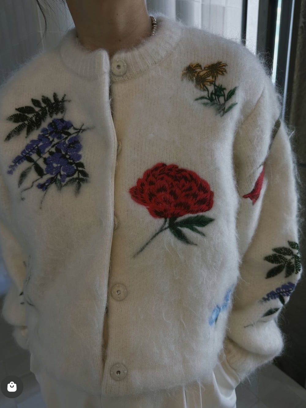 ホワイト系のカーディガン/ボレロ、ホワイト系のその他パンツを着用したレディースの秋コーディネートの4枚目の写真