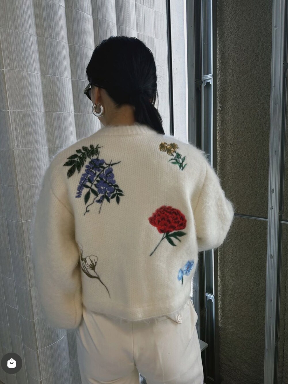 ホワイト系のカーディガン/ボレロ、ホワイト系のその他パンツを着用したレディースの秋コーディネートの3枚目の写真