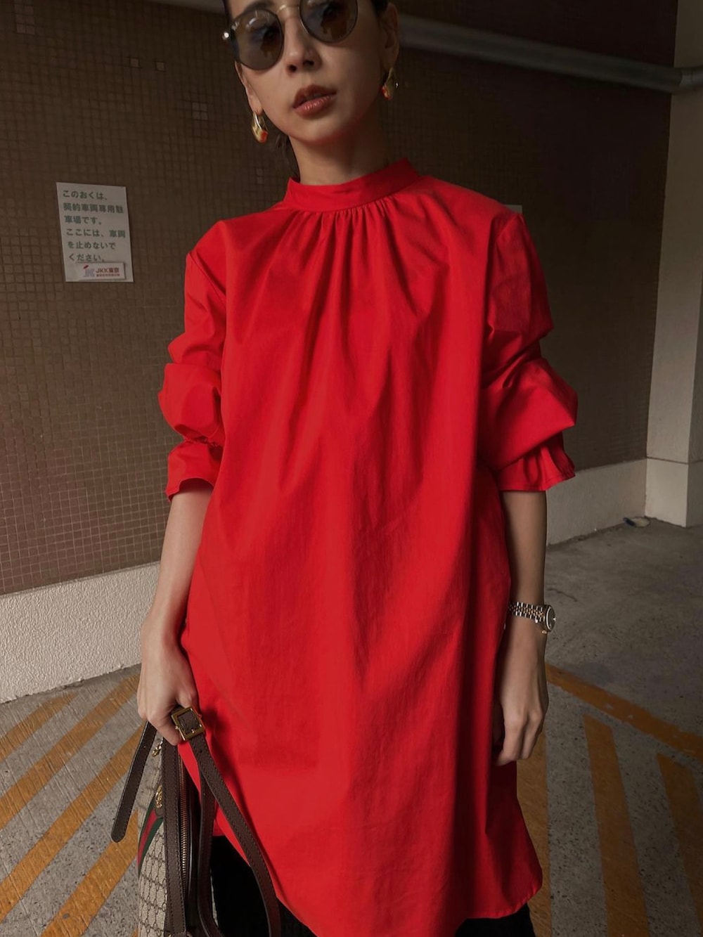 レッド系のシャツ/ブラウス、ブラック系のその他パンツ、ブラウン系のバッグを着用したレディースの冬コーディネートの3枚目の写真