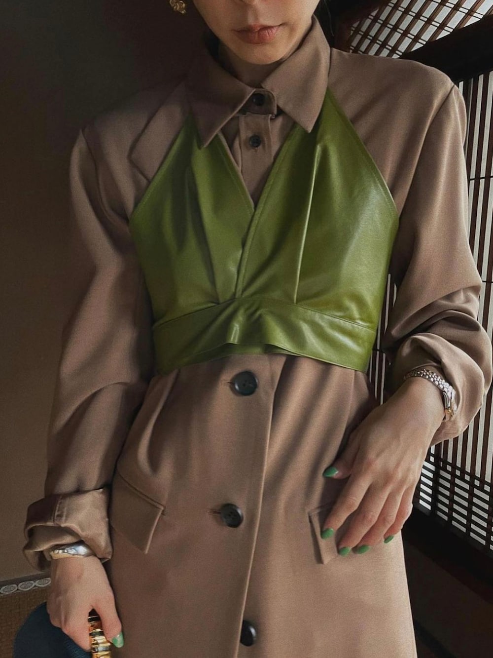 ブラウン系のワンピース、ブラック系のスカート、ゴールド系のピアス（両耳用）を着用したレディースの冬コーディネートの4枚目の写真