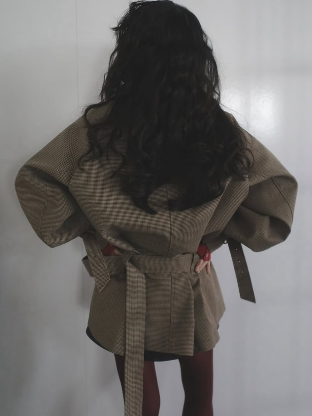 その他のトレンチコート、ブラック系のローファーを着用したレディースの秋コーディネートの4枚目の写真