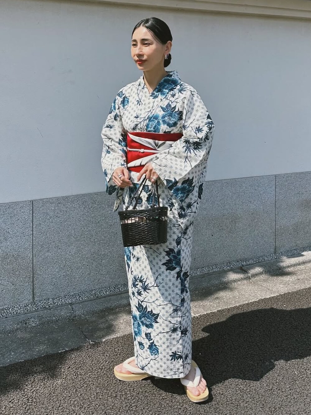 ブラック系のバッグ、ホワイト系の浴衣を着用したレディースの夏コーディネートの2枚目の写真