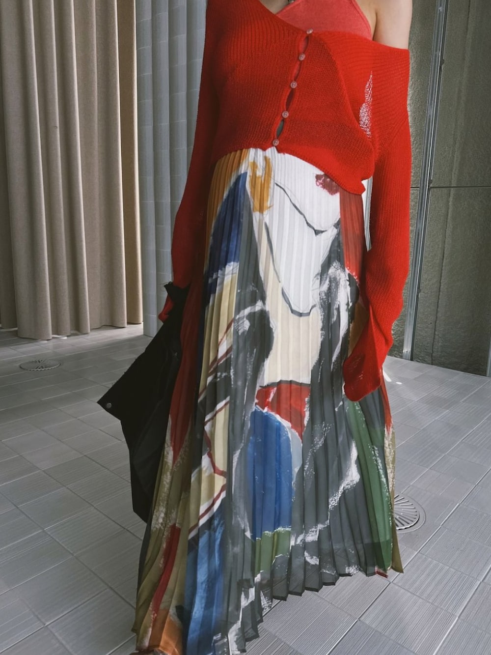 その他のスカート、シルバー系のサンダル、レッド系のカーディガン/ボレロを着用したレディースの夏コーディネートの2枚目の写真