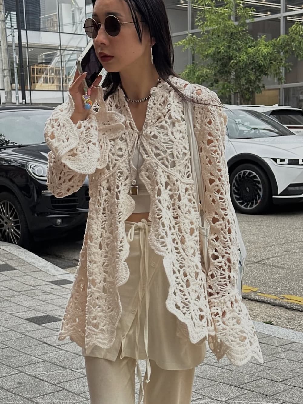 ホワイト系のニット/セーターを着用したレディースの秋コーディネートの3枚目の写真