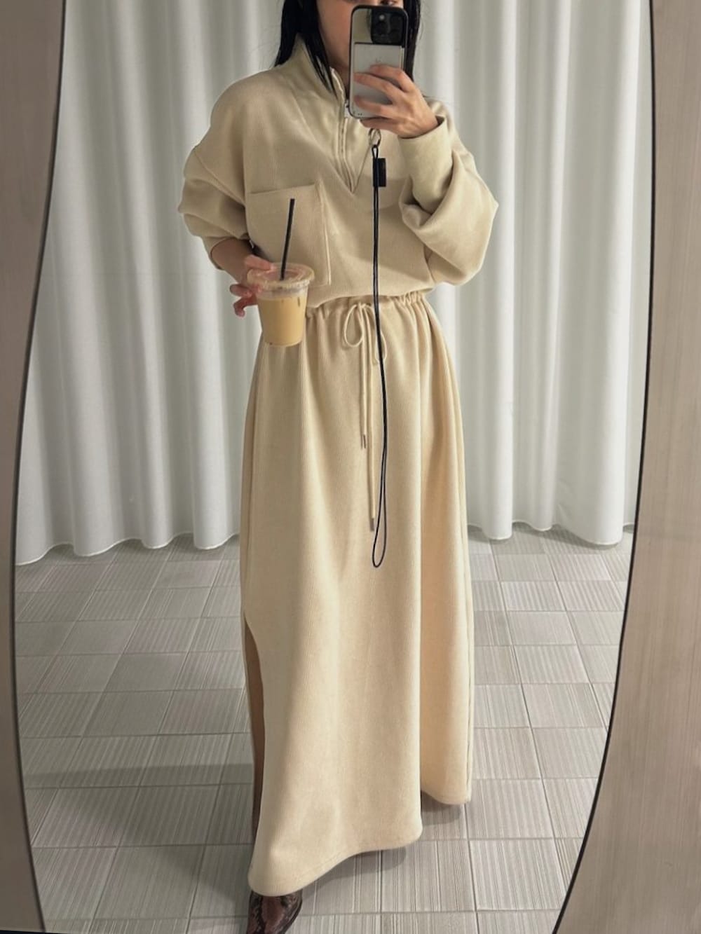 ホワイト系のワンピースを着用したレディースの秋コーディネートの2枚目の写真