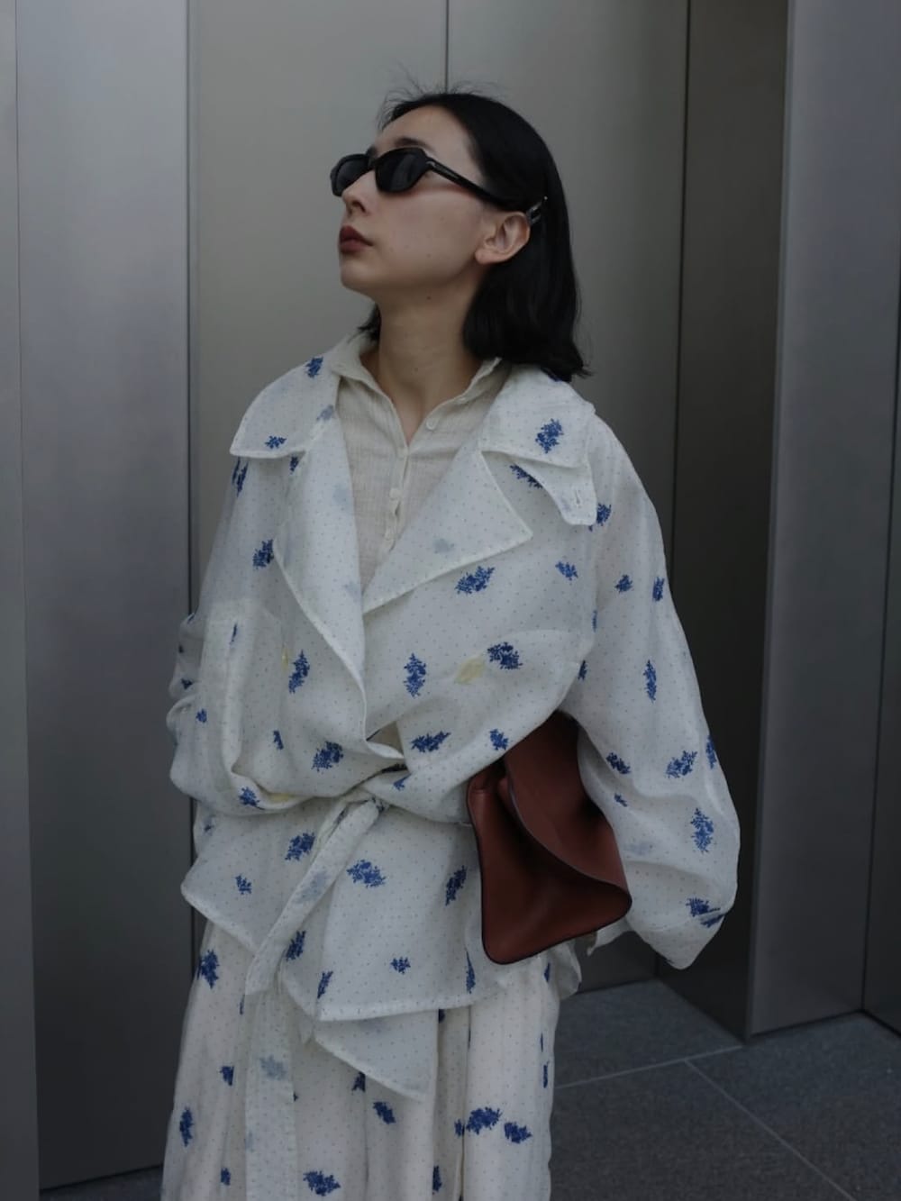 ホワイト系のトレンチコートを着用したレディースの春コーディネートの4枚目の写真