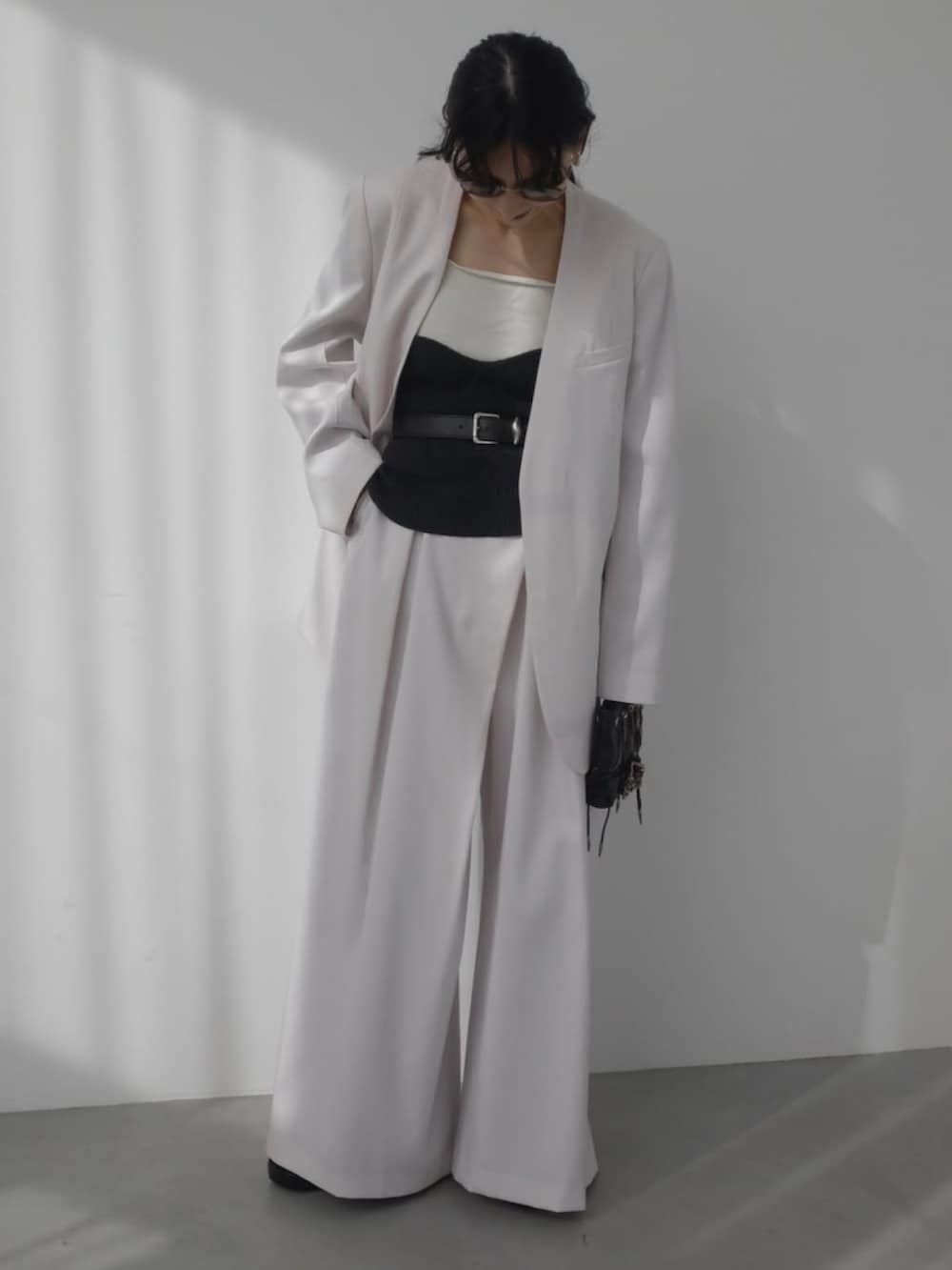 ピンク系のスラックス、ピンク系のテーラードジャケットを着用したレディースの冬コーディネートの2枚目の写真