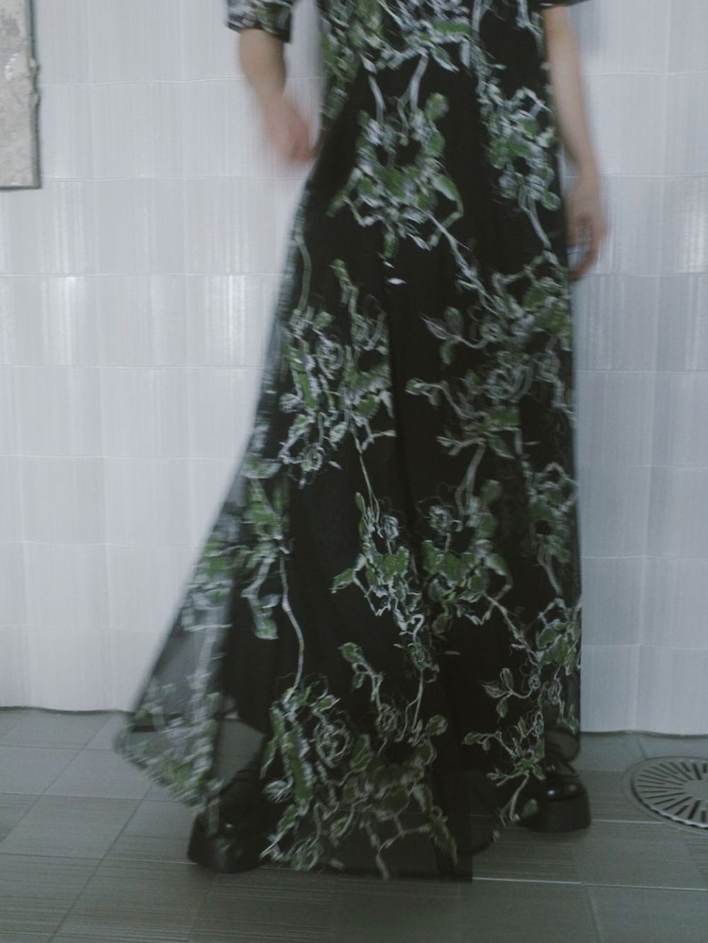 ブラック系のドレス、ブラック系のローファーを着用したレディースの夏コーディネートの4枚目の写真